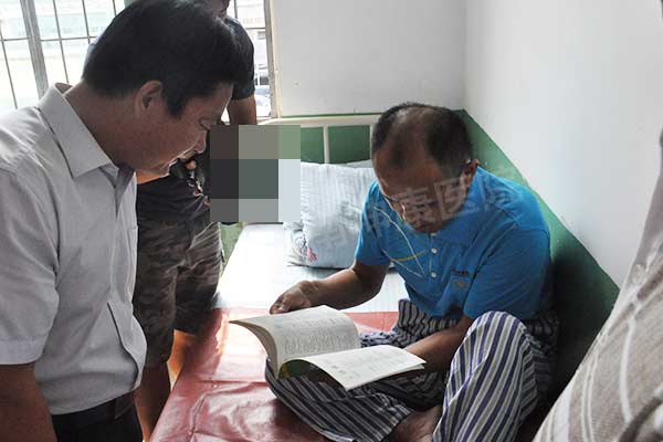 疯癫28年被锁10年的精神病男子有效治疗出院